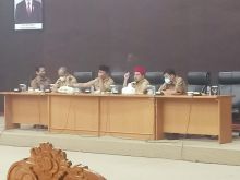 Mengetahui Honor Guru Ngaji Tak Cair, Zukri Meradang dan Terisak (foto/Ardi) 