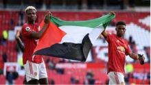 Paul Pogba dan Amad Diallo tunjukkan solidaritas untuk Palestina usai laga MU vs Fulham. (Pool via REUTERS/LAURENCE GRIFFITHS)