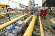 Pekerja EMP Bentu Ltd sedang melakukan tugas rutin berupa pengecekan instalasi produksi di Segat Gas Plant. Pemerintah kembali mempercayakan EMP Bentu Ltd untuk mengelola Blok Bentu selama 20 tahun ke depan hingga 19 Mei 2041. Foto: ist