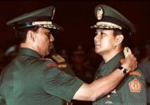 Momen Panglima ABRI Wiranto Copot Pangkat Prabowo Subianto, Netizen Sebut Begini (foto/int) 