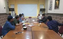 Ketua Panitia Kongres IKA Unri, Eka Putra Nazir memimpin rapat persiapan acara