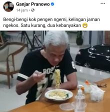 Ganjar sedang menikmati sepiring mie instan/facebook