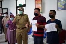 Bupati Alfedri Tinjau Vaksinasi Massal di Sungai Apit (foto/lin) 