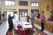 Bupati Alfedri Lantik Penjabat Penghulu Kampung Sri Gemilang kecamatan Kota Gasib (foto/lin) 