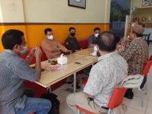 Ketua Panitia Kongres memimpin rapat panitia