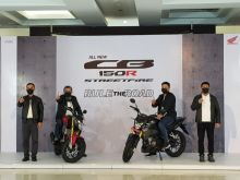 Top Manajemen PT Capella Dinamik Nusantara - Riau dengan All New CB150R Streetfire (Foto: Istimewa)