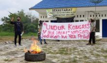 Aksi demo dan bakar ban di depan sekretariat panitia kongres