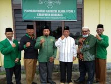 Charles (baju putih) bersama kader NU