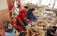 Relawan Indonesia Ini Bagikan Kambing Panggang ke Warga Korban Israel, Puing Rumah Bikin Netizen Sedih (foto/int) 