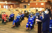 Hanna Rawati sedang memberikan penjelasan mengenai fasilitas Integrated Optimization Decision Support Centre (IODSC)