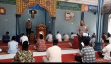 Ciptakan Kepatuhan Prokes Covid-19, Polsek HK Sosialisasi dan Bagi-bagi Masker kepada Jamaah (foto/zar) 