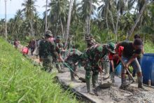 TMMD ke 111 Kodim 0314 Inhil Semenisasi Jalan Desa Teluk Bunian (foto/rgo) 