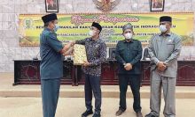 Hendrizal menyerahkan berkas Laporan Pertanggungjawaban TA 2020 kepada Masyrullah/Yuzwa