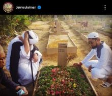 Ustaz Derry Sulaiman saat mengunjungi makam Ustaz Tengku Zulkarnain di Pekanbaru yang meninggal karena Covid-19