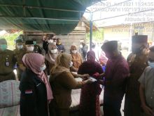 Bupati Bengkalis Kasmarni saat dirumah duka