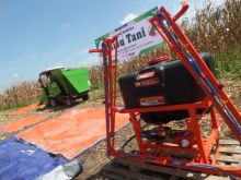 Alat-alat mekanis pertanian yang digunakan oleh Koperasi Riau Tani Berkah Sejahtera (RTBS) dalam proses menanam dan memanen jagung hibrida di kebun mereka, Palas, Kelurahan Agrowisata, Rumbai Barat, Pekanbaru, Senin (21/6/2021) (foto/ist) 