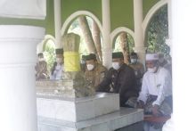 Mengawali Lima Tahun Perjuangan Membangun Siak, Alfedri-Husni Ziarahi Makam Sultan (foto/lin) 