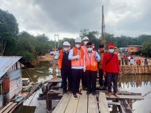 Pemancangan Tiang Jembatan Tambak, Direncanakan Harris Dibangun Zukri (foto/Ardi) 