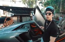 Atta Halilintar dan mobilnya. Foto: Internet