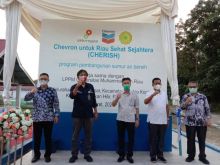 VP Corporate Affairs PT CPI Sukamto Tamrin, Kepala Perwakilan SKK Migas Sumbagut Rikky Rahmat Firdaus, Bupati Rokan Hilir Afrizal Sintong, dan Wakil Bupati Sulaiman berfoto bersama dengan latar belakang tangki penyimpanan air bersih di Rantau Kopar pada Minggu (27/6).