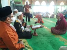 Prosesi mengucapkan dua kalimat syahadat