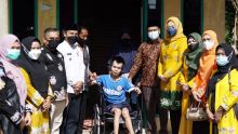 Ketua TP PKK Kuansing, Santuni Korban Kebakaran dan Bantu Kursi Roda Penyandang Disablitas (foto/zar) 