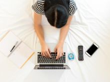 Ilustrasi bekerja diatas kasur. Foto: Internet