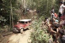 Masyarakat desa terisolir menyambut baik kedatangan TLCI #2 Riau. Foto. (Amri)