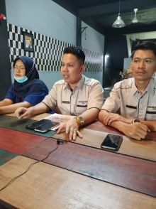 Direktur PT BMI dan staf/ogas