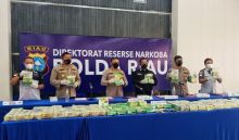 Kapolda Riau Irjen Pol Agung Setya Imam Effendi saat ekspos 108 kg sabu, Rabu, 7 Juli 2021 pagi. Foto. Amri