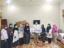 Penyerahan bantuan PMT ke Kabupaten Pelalawan yang diwakili oleh Ketua PKK Pelalawan Sela Pitaloka (foto/ist) 