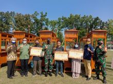 SINERGITAS: Danrem 031/Wirabima Brigjen TNI M. Syech Ismed, SE.,M.Han, (keempat dari kiri), Kepala Departemen Operasi SKK Migas Sumbagut Haryanto Syafri (kedua dari kanan), dan VP Corporate Affairs PT CPI Sukamto Tamrin (kedua dari kiri) setelah acara penyerahan bantuan secara simbolis di Asrama Pan