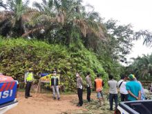 Jalan Longsor Pulau Kedundung Dialihkan, Satlantas Polres Siapkan Rute Jalan Alternatif ke Pemukiman (foto/zar)