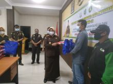 Kajari Bengkalis Nanik Khusartanti saat membagikan sembako