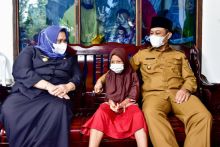 Bupati Bengkalis Kasmarni didampingi Wabup Bagus Santoso saat dirumah duka korban lakalantas