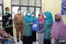 Peduli Kaum Dhuafa, PKK Siak Bekerjasama Dengan PT IKPP Bagikan Sembako di 4 Kecamatan (foto/ist)