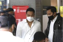 Nobu saat usai diperiksa polisi. (Foto: Int)