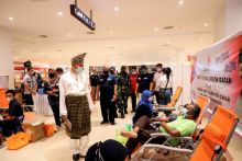 Wakil Wali Kota Pekanbaru, Ayat Cahyadi bersama Kepala Kanwil DJP Riau Farid Bachtiar saat meninjau donor darah yang dilakukan DJP Riau. (Foto: Istimewa)