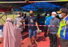 Ketua Umum IMRA RAPP, Zulkifli menyaksikan penyerahan daging kurban di mesjid Town Site 2 Riau Kompleks (foto/int)