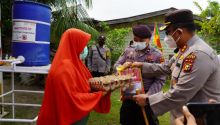 Bantuan Sosial Bhayangkara Untuk Negeri, Kapolres Siak Kembali Bagikan Ratusan Paket Sembako, Masker dan Vitamin Kepada Masyarakat (foto/lin)