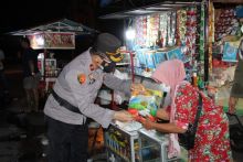 Polres Kuansing Gelar Patroli Cegah Covid-19, Sekaligus Bagi Bansos (foto/zar)