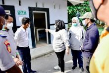 Bupati Bengkalis Kasmarni saat meninjau fasilitas pelabuhan