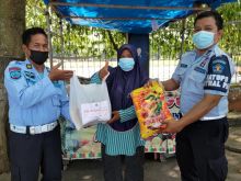 Bertajuk KumhamPeduli, Lapas Kelas IIB Teluk Kuantan Bagi Bagi Sembako (foto/zar)
