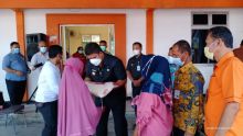 Bupati Instruksikan Dinsos PMD Gesa Penyaluran Bantuan, Penyerahan Bantuan PPKM (foto/zar)