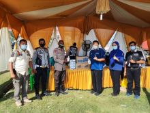 Perwakilan Promotion and Advertising Section Head, Public Relation, Community & Safety Riding PT CDN Riau secara simbolis memberikan bantuan ke posko-posko titik penyekatan yang ada di Pekanbaru. (Foto: Istimewa)
