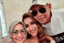 Abdul Rojak, Umi Kalsum, dan Ayu Ting Ting. Sumber: Internet