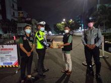 ACT Riau Serahkan Air Minum Wakaf untuk Petugas Pos PPKM (foto/ist)