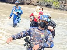 Empat orang WNA asal Myanmar Rohingya dipantai pasir putih Rupat Utara