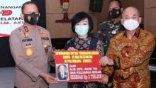 Anak Akidi Tio, Heryanti alias Ahong saat penyerahan simbolis bantuan Covid-19 di Sumatera Selatan. (Foto: Int)