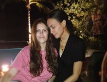 Memasuki Usia 51 Tahun, Sophia Latjuba Unggah Foto Bersama Manuella Aziza, Netizen: Pinang Dibelah Dua (foto/int)